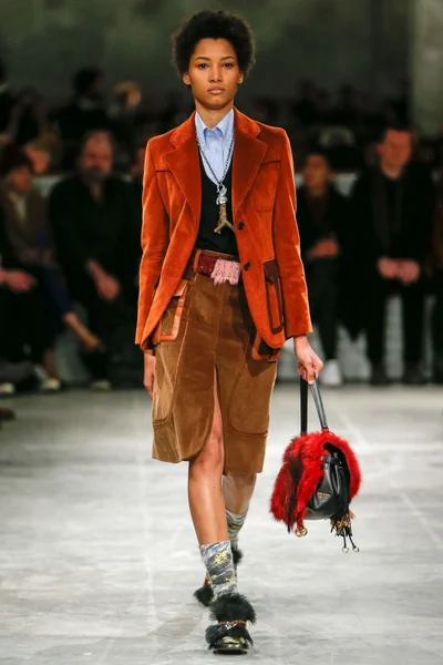 Look 16